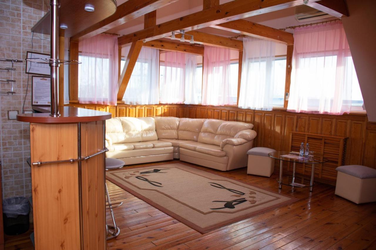 Gostiniy Dvor Non-Stop Hotel Kherson Ngoại thất bức ảnh